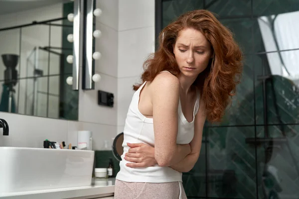 Mulher Caucasiana Ruiva Com Cãibra Menstrual Banheiro — Fotografia de Stock