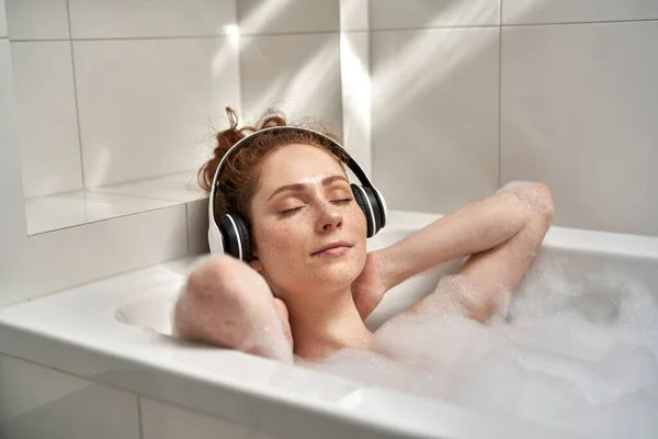 Caucasian Woman Taking Bath Listening Music — ストック写真