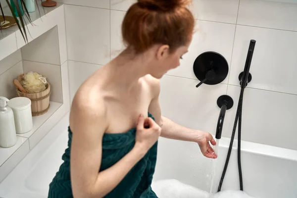 Caucasian Redhead Woman Taking Bath — Zdjęcie stockowe