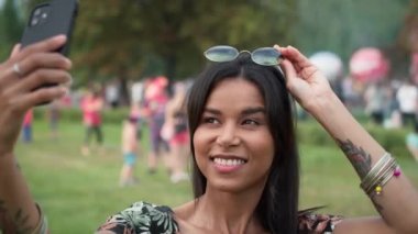 Kadınlar arkadaşlarıyla tanışır ve müzik festivalinde selfie çekerler. 8K 'da kırmızı helyum kamerayla çekildi.. 