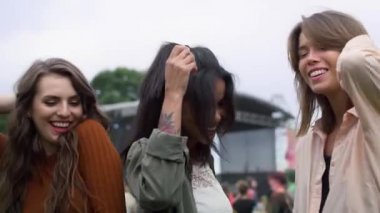 Müzik festivalinde dans eden bir grup arkadaş. 8K 'da kırmızı helyum kamerayla çekildi.. 