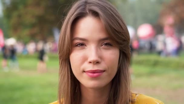 Großaufnahme Einer Kaukasischen Frau Die Auf Einem Musikfestival Die Kamera — Stockvideo
