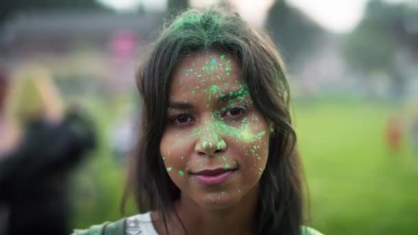 Close Multiracial Woman Looking Camera Holi Festival Shot Red Helium — Stockvideo