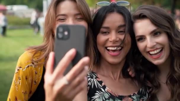 Grupo Amigos Fazendo Selfie Festival Música Tiro Com Câmera Hélio — Vídeo de Stock