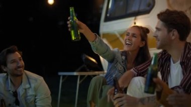 Bir grup genç arkadaş geceleri kamp tarafında vakit geçiriyorlar. 8K 'da kırmızı helyum kamerayla çekildi. 