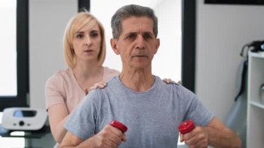 Kafkas kıdemli bir adam terapistle çalışıyor. 8K 'da kırmızı helyum kamerayla çekildi..   