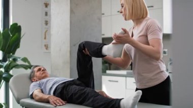Son sınıf öğrencisiyle çalışan kadın fizyoterapist. 8K 'da kırmızı helyum kamerayla çekildi.. 
