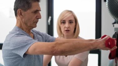 Kafkas kıdemli bir adam terapistle çalışıyor. 8K 'da kırmızı helyum kamerayla çekildi..   