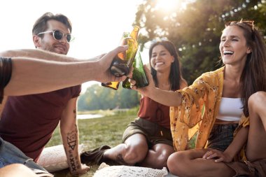 Bir grup genç arkadaş karavan tarafında bira içerek vakit geçiriyorlar. 