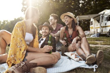 Bir grup genç arkadaş kamp tarafında vakit geçiriyorlar.