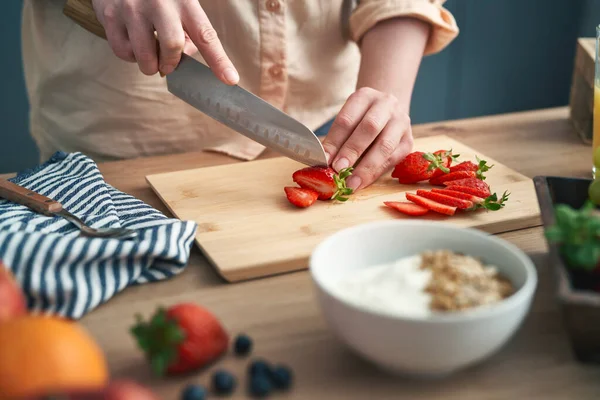 Woman Cutting Strawberries Slices Dish — Stockfoto