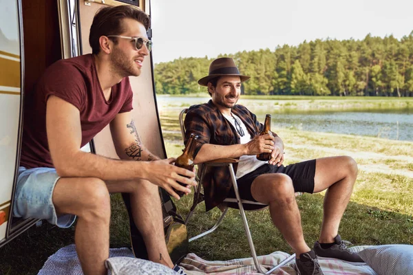 Two Young Male Friends Spending Time Camper Side Drinking Beer — Foto de Stock