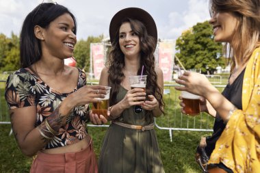 Bir grup kadın yazın müzik festivalinde eğleniyor. 