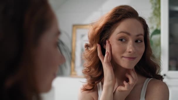 Kızıl Saçlı Beyaz Kadın Banyoda Yüz Durumunu Kontrol Ediyor Kırmızı — Stok video