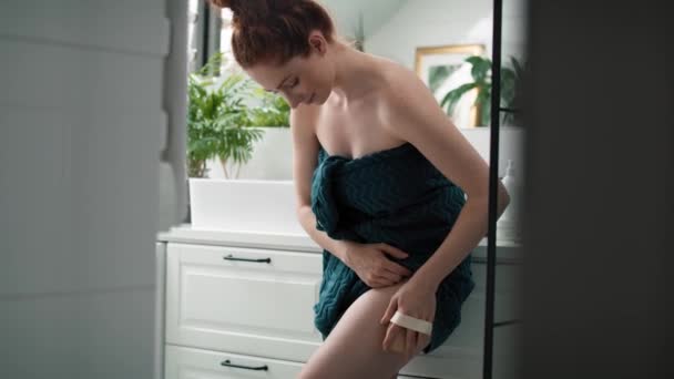 Caucasian Woman Doing Peeling Her Legs Domestic Bathroom Shot Red — Stok video