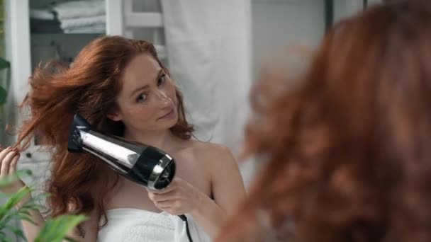 Mulher Branca Secando Cabelo Banheiro Tiro Com Câmera Hélio Vermelho — Vídeo de Stock