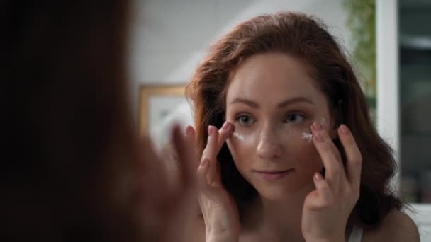 Woman Applying Eyes Cream Bathroom Shot Red Helium Camera — Vídeo de Stock