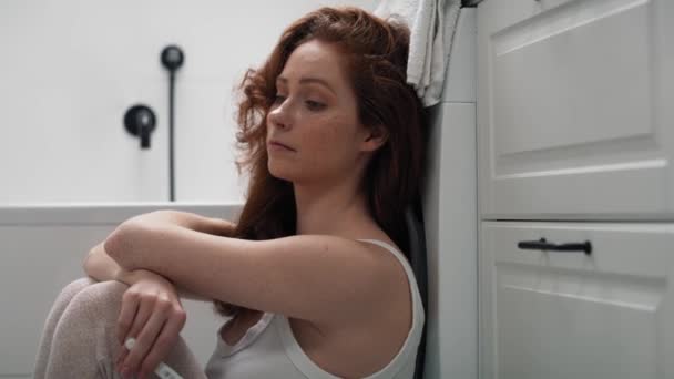 Caucasian Woman Bathroom Waiting Result Pregnancy Test Shot Red Helium — стоковое видео