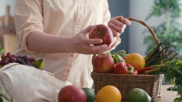 Γυναίκα Τραβήξει Μήλο Και Άλλα Φρούτα Που Βρίσκονται Γύρω Μετά — Αρχείο Βίντεο