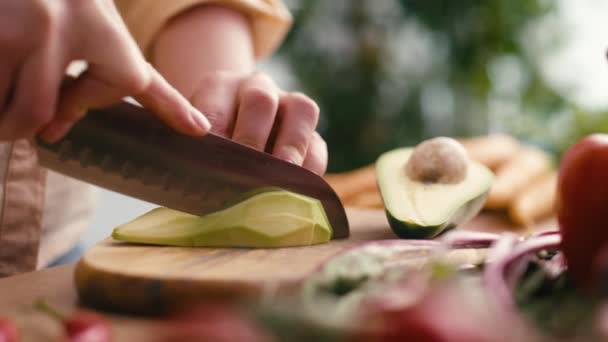 Close Hands Woman Cutting Avocado Kitchen — Vídeo de Stock