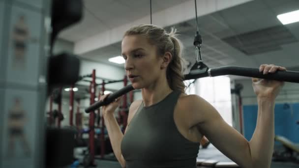 Young Caucasian Woman Exercising Weights Gym Shot Red Helium Camera — Wideo stockowe