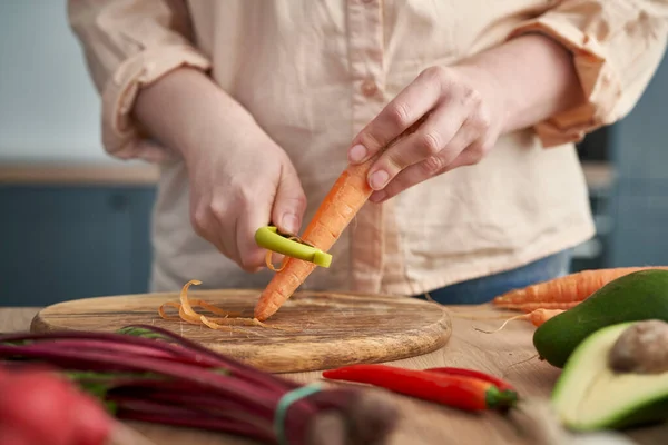 Primer Plano Las Manos Mujer Pelando Zanahorias — Foto de Stock