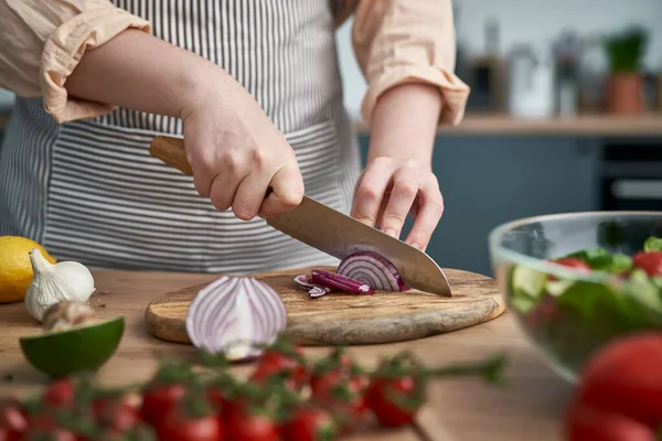 Nahaufnahme Einer Frau Die Zwiebeln Der Küche Schneidet — Stockfoto