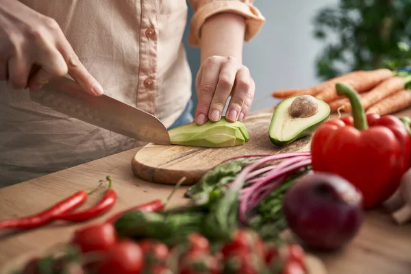 Close Hands Woman Cutting Avocado Kitchen — Fotografia de Stock