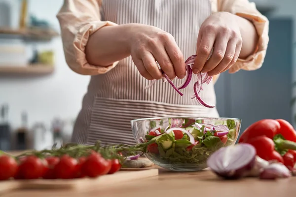 Cerca Mujer Haciendo Salat Saludable Casa —  Fotos de Stock