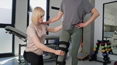 Diş hastalıkları olan beyaz bir kadın fizyoterapistle çalışıyor. 8K 'da kırmızı helyum kamerayla çekildi..  
