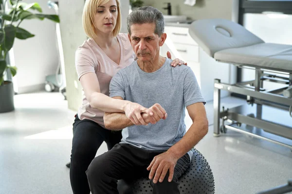 Physiotherapeutin Arbeitet Mit Senioren — Stockfoto