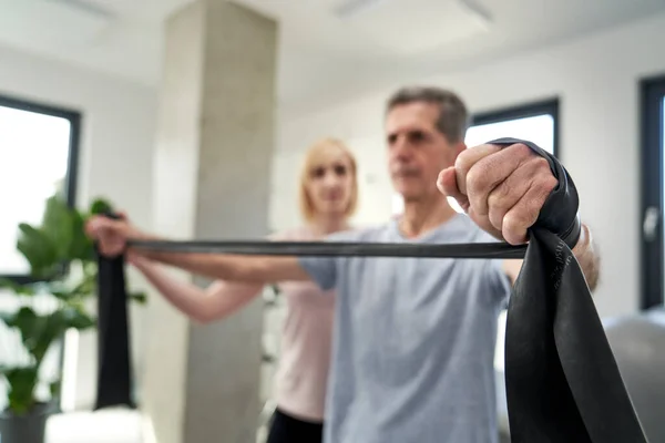 Senior Man Har Besök Hos Sjukgymnast — Stockfoto