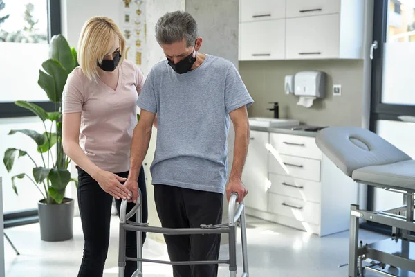 Senior Mit Rollator Und Hilfe Einer Krankenschwester — Stockfoto