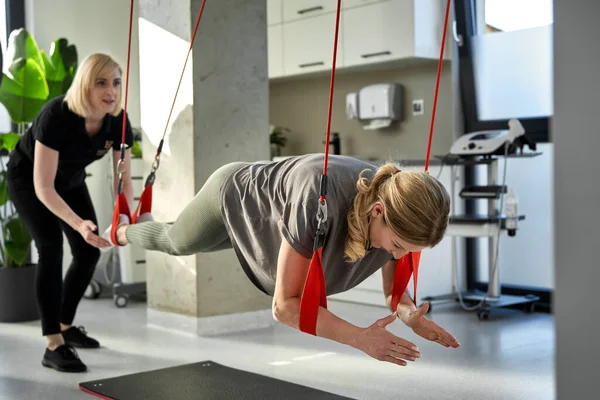 Kadın rehabilitasyon merkezinde uzaklaştırma eğitimi almış.  