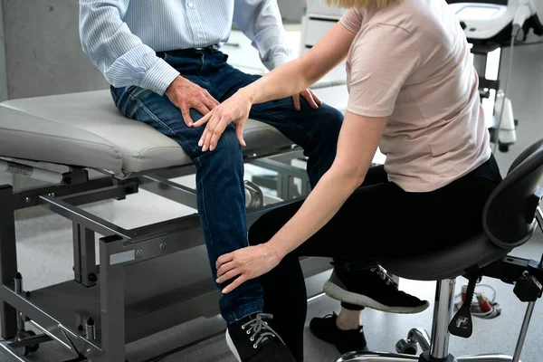 Nahaufnahme Einer Physiotherapeutin Bei Der Arbeit Mit Ihrer Patientin — Stockfoto