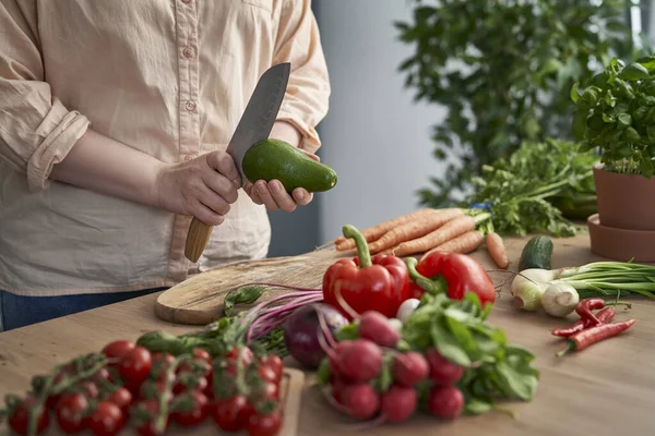 Close Hands Woman Cutting Avocado Kitchen —  Fotos de Stock