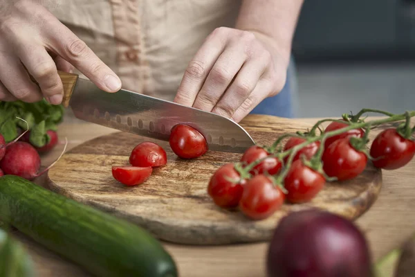 Mujer Cortando Tomates Cherry Sobre Tabla Madera —  Fotos de Stock