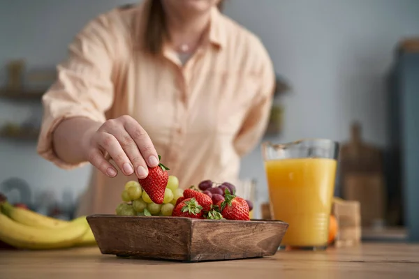 Mujer Tomando Fresas Cuenco Madera — Foto de Stock