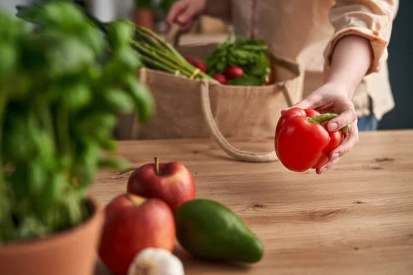 Kvinna Som Håller Paprika Och Andra Grönsaker Från Shoppingpåse — Stockfoto