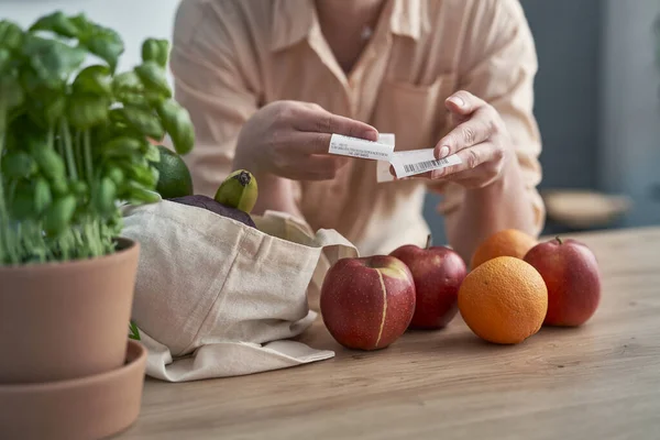 Mujer Revisando Facturas Después Las Compras — Foto de Stock