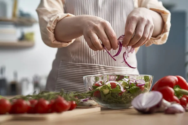 Zamknij Się Kobieta Robi Zdrowe Salat Domu — Zdjęcie stockowe