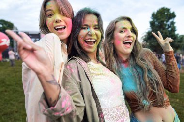 Arkadaş portresi Holi Festivali 'nde iyi eğlenceler. 