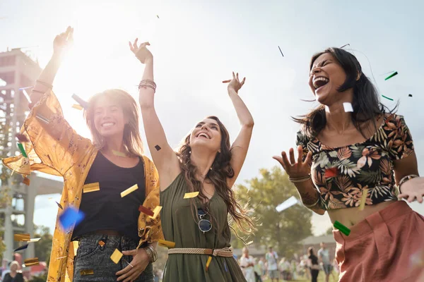 Three Friends Dancing Music Festival Sunny Day — Foto de Stock