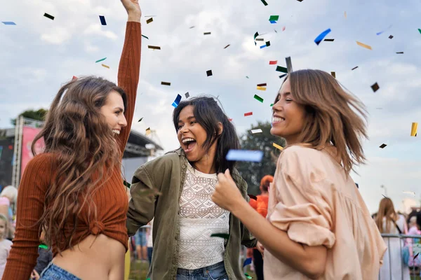 Vriendengroep Hebben Plezier Het Muziekfestival — Stockfoto