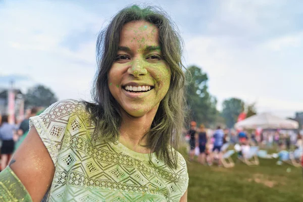 Portret Wielorasowej Kobiety Holi Festival — Zdjęcie stockowe