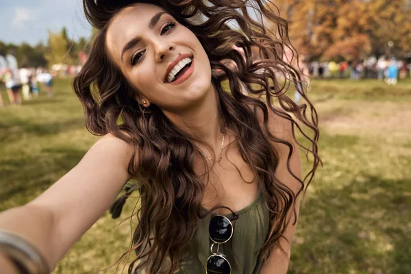 Smiling Caucasian Woman Making Selfie Music Festival — Stockfoto