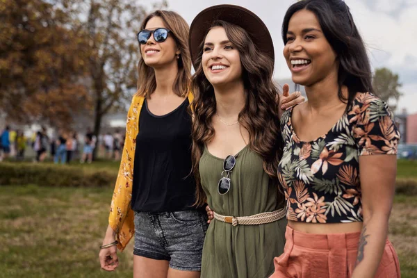 Gruppo Donne Che Trascorrono Del Tempo Insieme Festival Musicale — Foto Stock