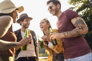 Düşük açılı bir grup genç arkadaşın kamp tarafında vakit geçirmesi.