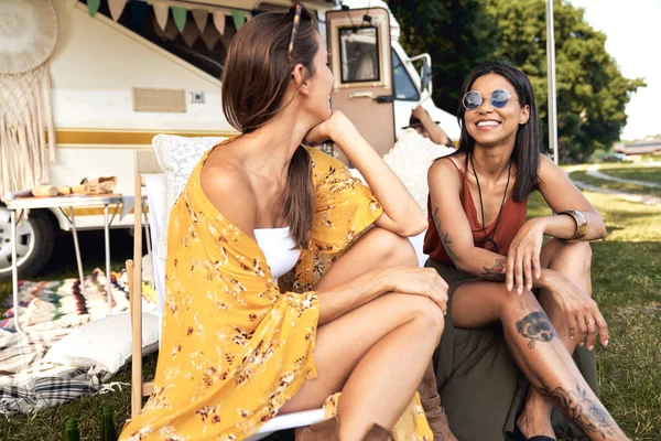 Young Female Friends Spending Time Camping Sun — Foto de Stock