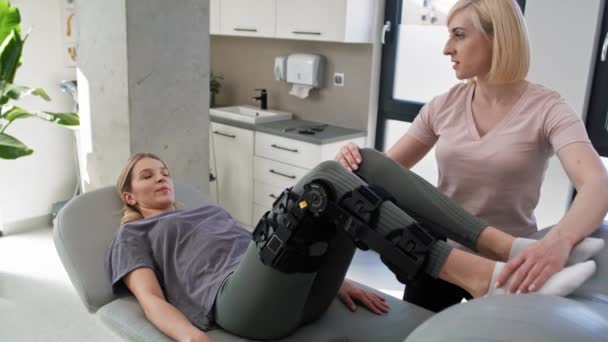Caucasian Woman Orthosis Working Physical Therapist Shot Red Helium Camera — Vídeo de Stock